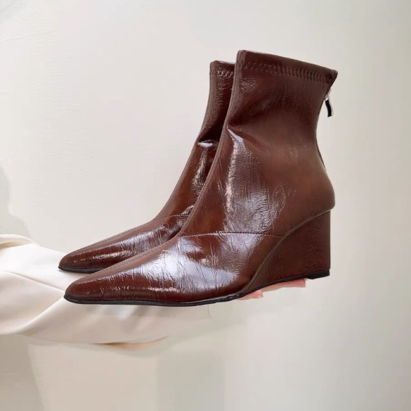 Soft Sole Booties - حذاء بكعب إسفين أنيق بمقدمة مدببة