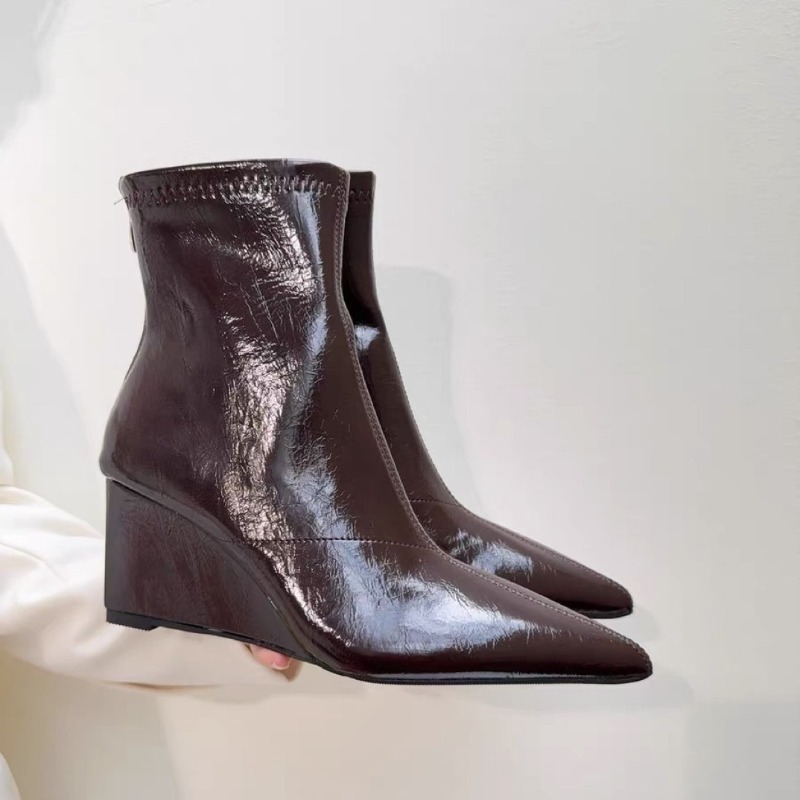 حذاء بكعب إسفين أنيق بمقدمة مد - مراجعة Soft Sole Booties وسعره